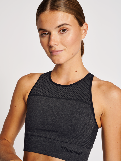 hmlMT HANA 2.0 SEAMLESS SPORTS TOP, BLACK MELANGE, model