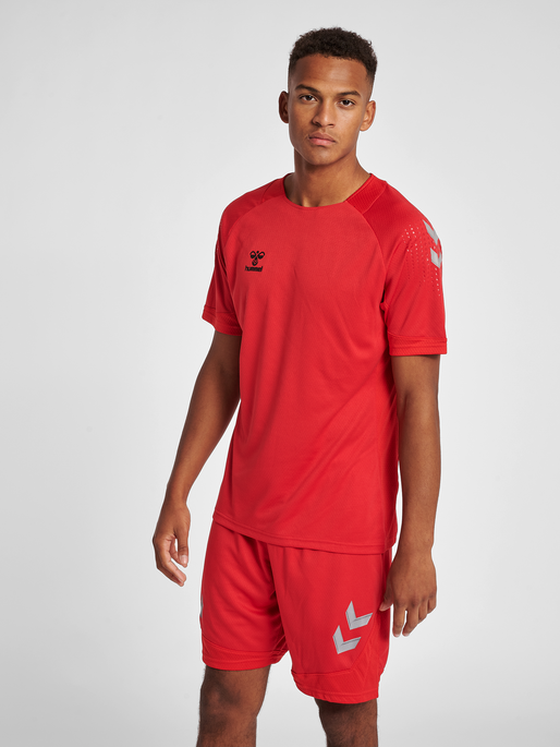 hmlLEAD S/S POLY JERSEY, TRUE RED, model