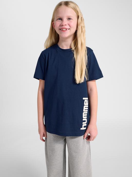 hmlJR REG GRAPHIC T-SHIRT S/S, DRESS BLUES, model