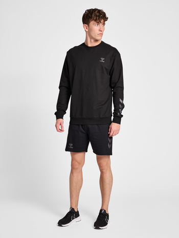 hmlOFFGRID COTTON SHORTS, JET BLACK, model