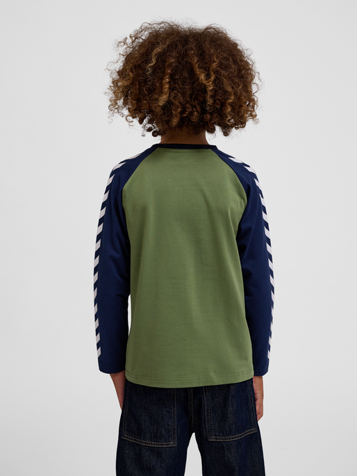 hmlBOYS T-SHIRT L/S, OLIVINE, model