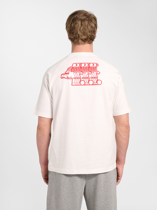 hmlKEEPER GRAPHIC T-SHIRT S/S, WHITE/RED, model
