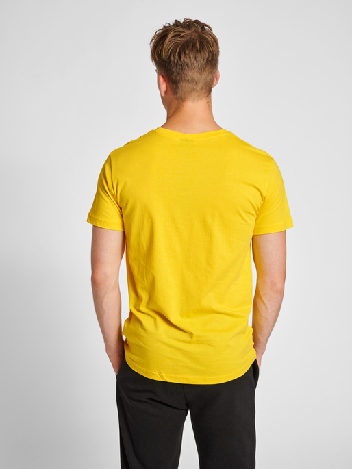 hmlRED BASIC T-SHIRT S/S, EMPIRE YELLOW, model