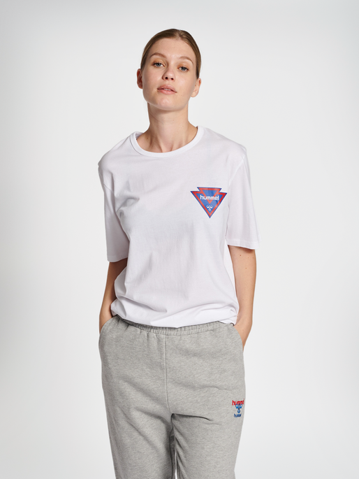hmlIC POWEL T-SHIRT, WHITE, model