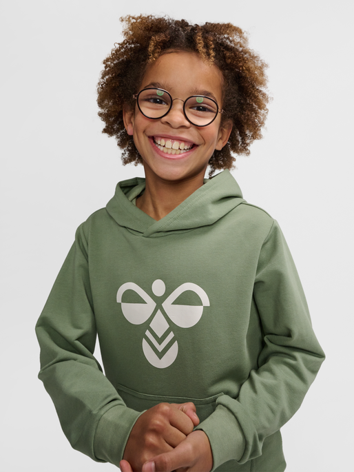 hmlCUATRO HOODIE, HEDGE GREEN, model