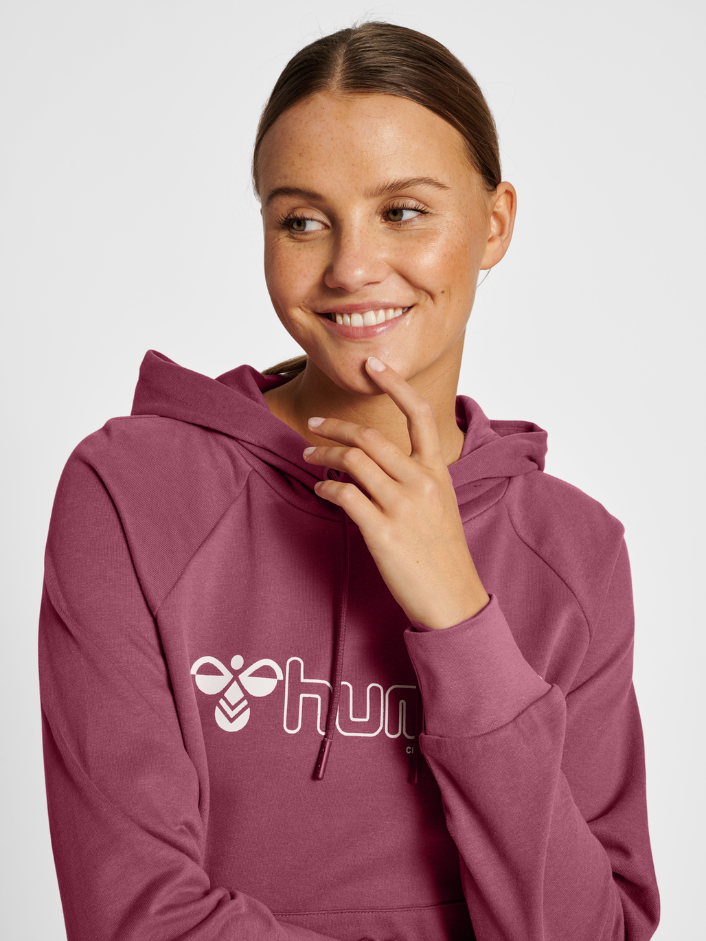hmlNONI 2.0 HOODIE, RENAISSANCE ROSE, model