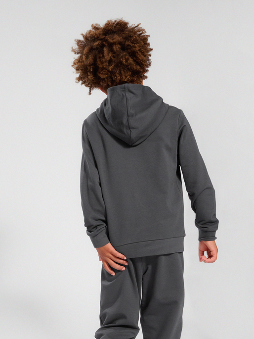 hmlCUATRO HOODIE, ASPHALT, model