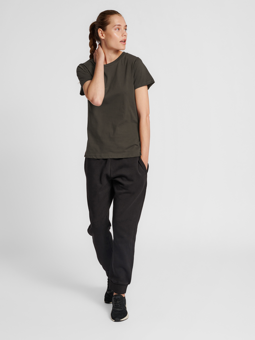 hmlRED BASIC T-SHIRT S/S WOMAN, 6213, model