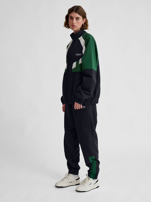 hmlTRACKSUIT JACKET SPORTSWEAR, BLACK, model