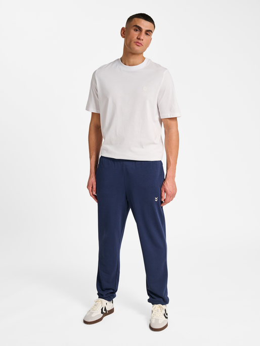 hmlPULSE SWEAT PANTS, DRESS BLUES hmlPULSE SWEAT PANTS, DRESS BLUES, model
