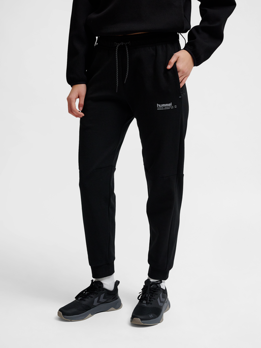 hmlTECH FLEECE REGULAR PANTS, 2001, model