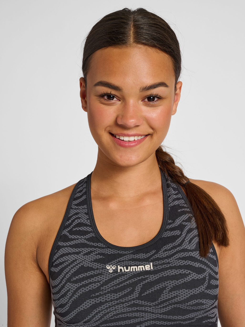 hmlMT SAGA SEAMLESS SPORTS TOP, BLACK/ASPHALT MELANGE, model