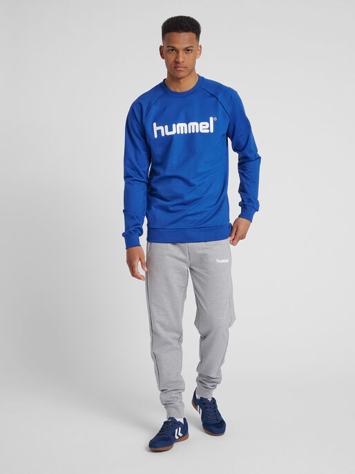 HMLGO COTTON LOGO SWEATSHIRT, TRUE BLUE, model