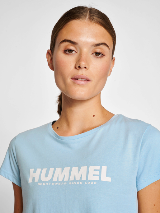 hmlLEGACY WOMAN CROPPED T-SHIRT, CELESTIAL BLUE, model