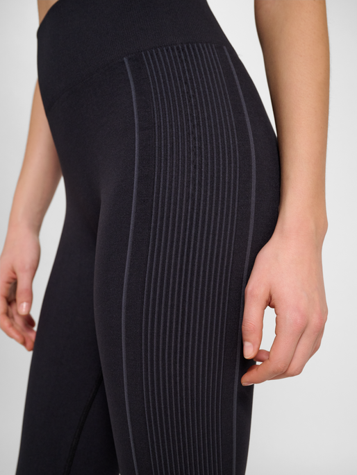 hmlYOGA SEAMLESS HW TIGHTS, BLACK, model