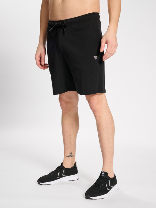 hmlIC FRED SWEATSHORTS, BLACK, model