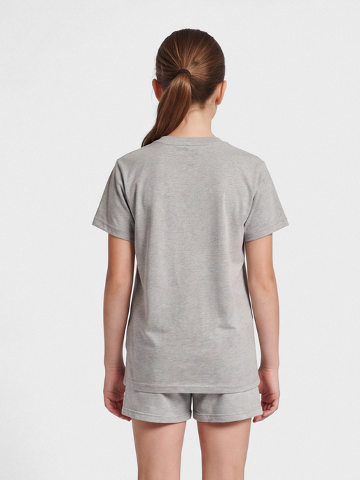 hmlRED BASIC T-SHIRT S/S KIDS, GREY MELANGE, model