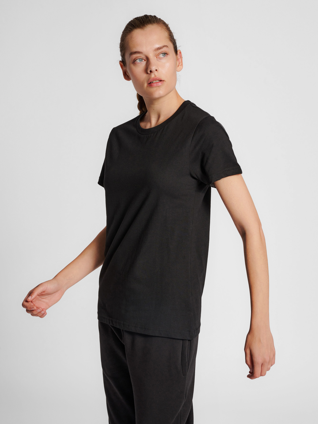 hmlRED BASIC T-SHIRT S/S WOMAN, BLACK, model