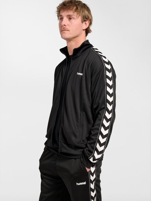 hmlCLUB CHEVRON TRACK TOP, BLACK, model