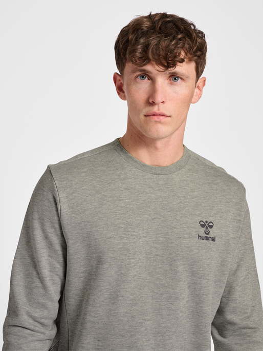 hmlOFFGRID SWEATSHIRT, GREY MELANGE, model