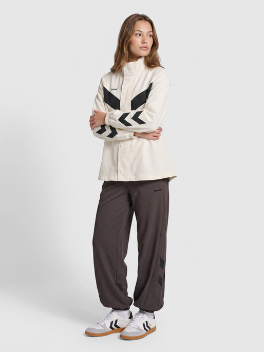 hmlI-D FUNNEL NECK JACKET, EGRET, model
