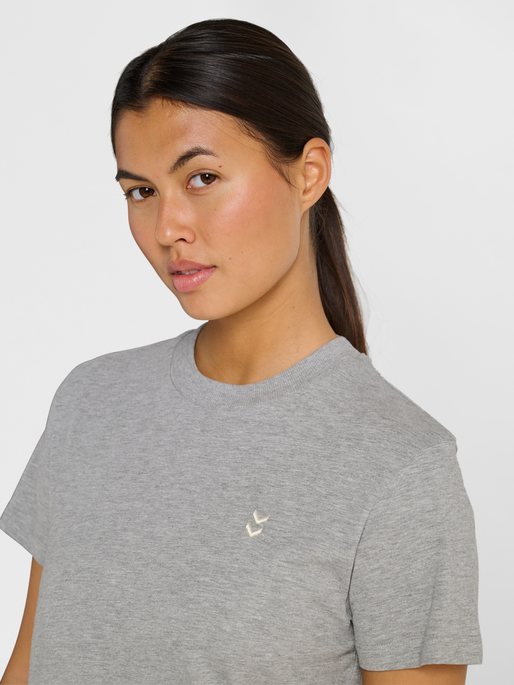 hmlPULSE W T-SHIRT, GREY MELANGE, model