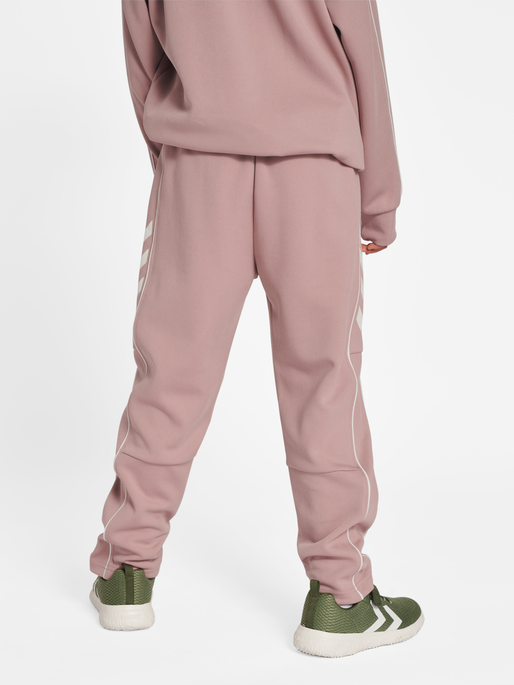 hmlTRACK TRACKSUIT, WOODROSE, model