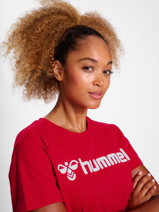 hmlGO 2.0 LOGO T-SHIRT S/S WOMAN, TRUE RED, model