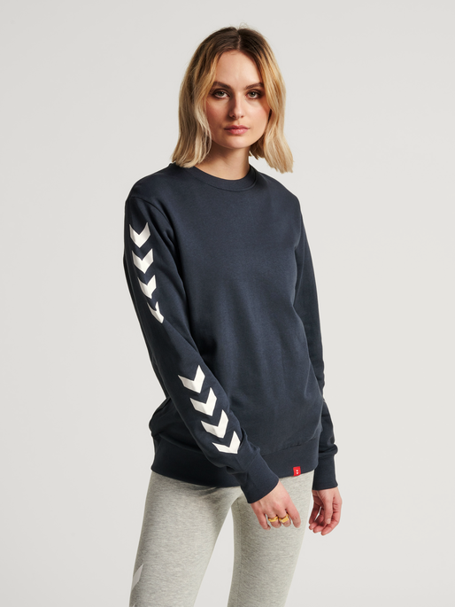 hmlLEGACY CHEVRON SWEATSHIRT, BLUE NIGHTS, model