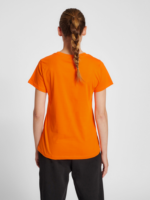 hmlRED BASIC T-SHIRT S/S WOMAN, 5190, model