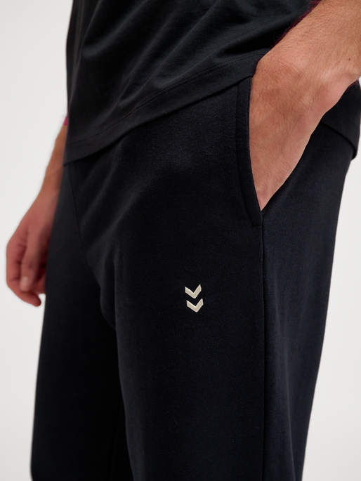 hmlPULSE SWEAT PANTS, BLACK, model