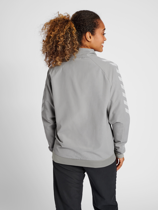 hmlGG12 TRACK JACKET WOMAN, ALLOY, model