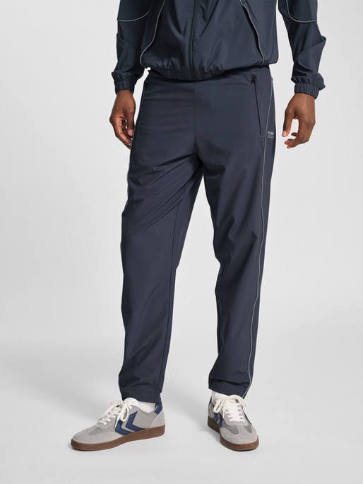 hmlPULSE WOVEN PANTS, EBONY hmlPULSE WOVEN PANTS, EBONY, model