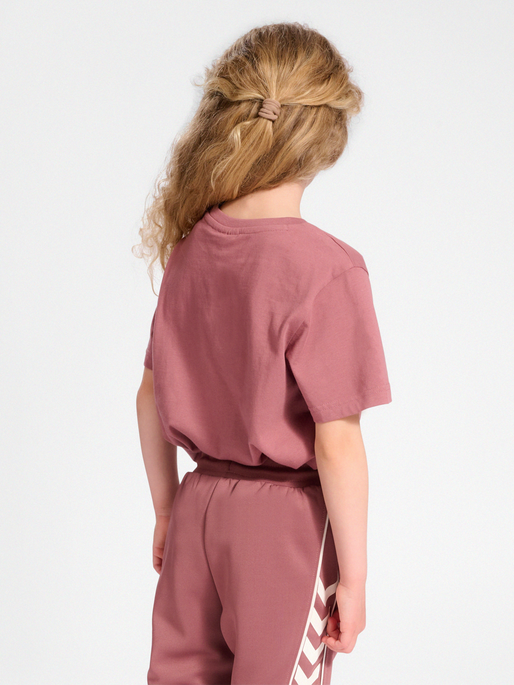 hmlTRES T-SHIRT S/S, ROSE BROWN, model