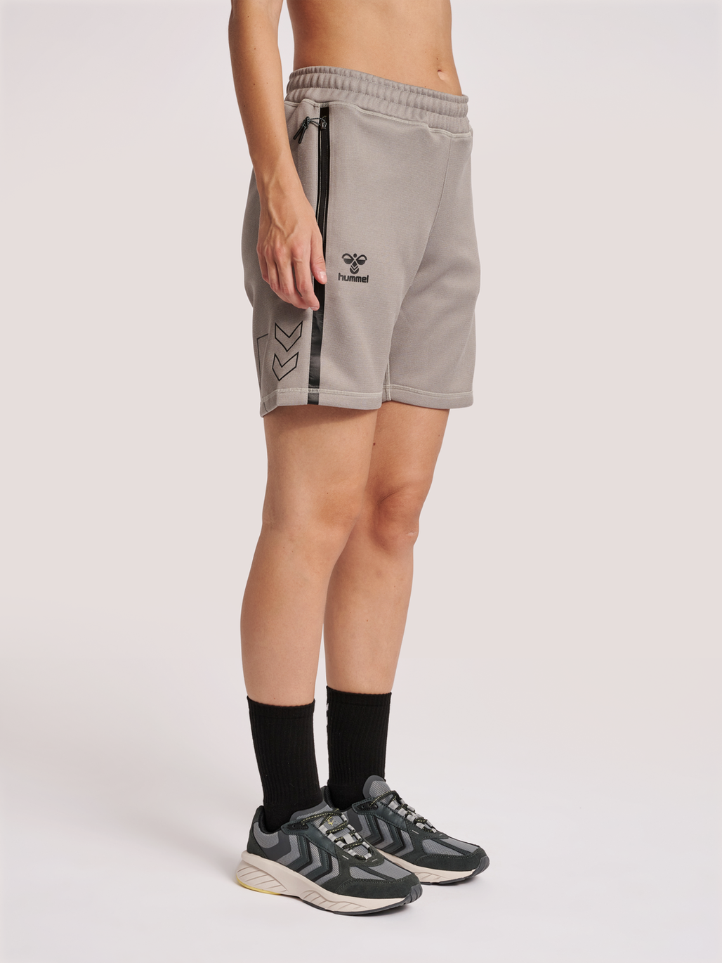 hmlCIMA XK SHORTS WOMAN, GREY MELANGE, model