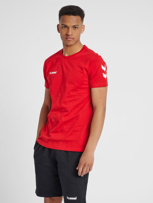 HUMMEL GO COTTON T-SHIRT S/S, TRUE RED, model