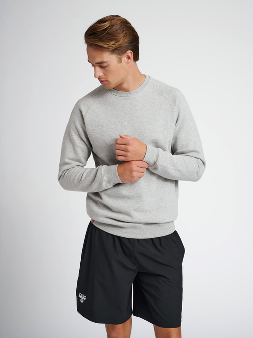 hmlRED HEAVY SWEATSHIRT, GREY MELANGE, model