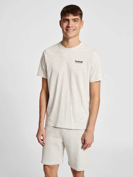 hmlLGC GABE T-SHIRT, TOFU MELANGE, model