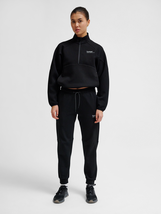 hmlTECH FLEECE REGULAR PANTS, BLACK, model