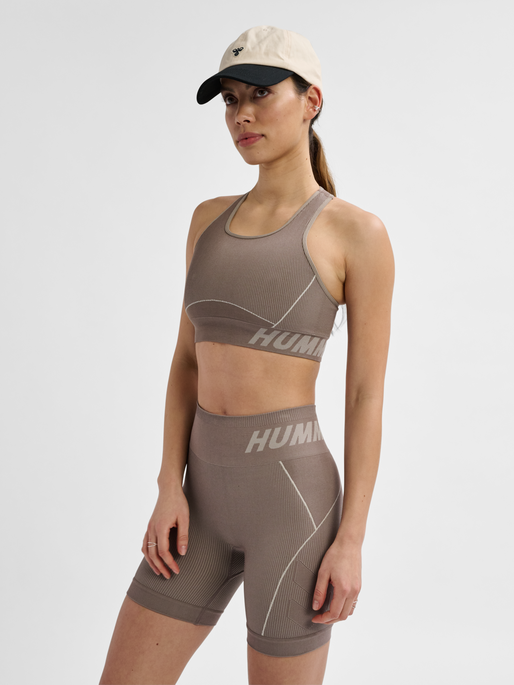 hmlTE CHRISTEL SEAMLESS SPORTS TOP, CHATEAU GRAY, model