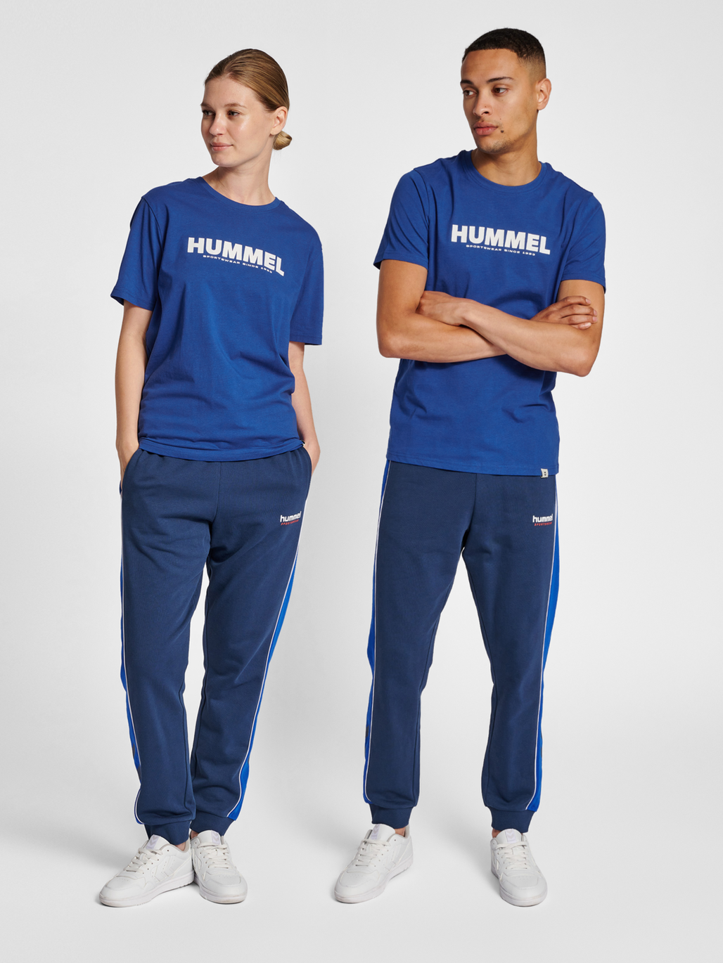 hmlLEGACY T-SHIRT, MAZARINE BLUE, model