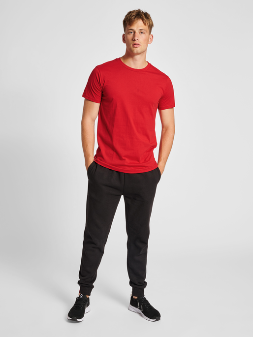 hmlRED BASIC T-SHIRT S/S, TANGO RED, model