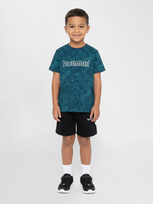 hmlJR AOP LOGO T-SHIRT, REFLECTING POND, model