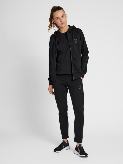 hmlNONI 2.0 ZIP HOODIE, 2001, model