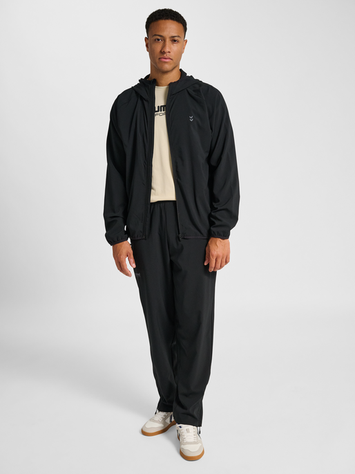 hmlPULSE WINDBREAKER JACKET, BLACK, model