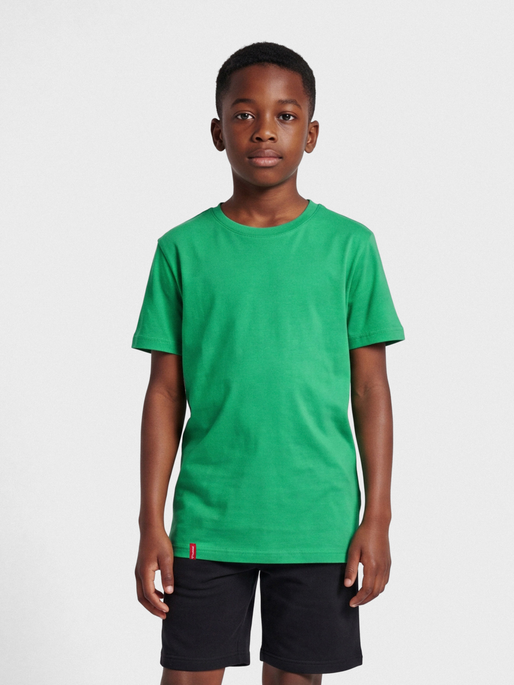 hmlRED BASIC T-SHIRT S/S KIDS, JELLY BEAN, model