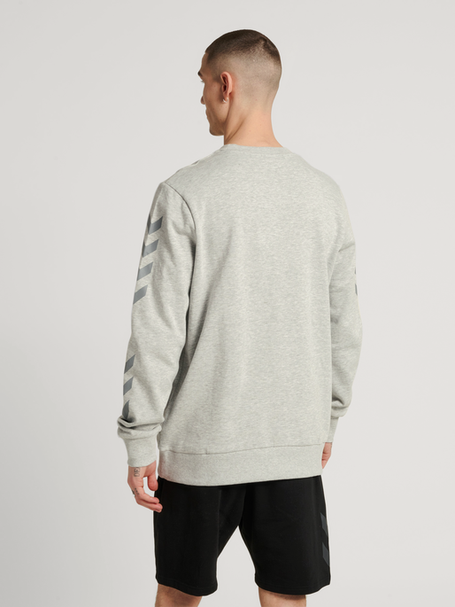 hmlLEGACY CHEVRON SWEATSHIRT, GREY MELANGE, model