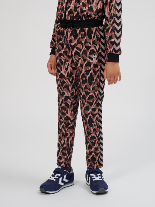 hmlAMMI PANTS, ADOBE ROSE, model