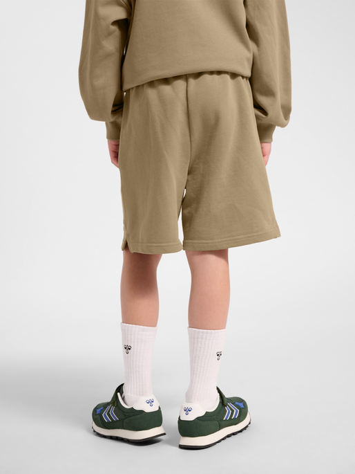 hmlJR JUMP BOXY SWEAT SHORTS, SILVER MINK, model