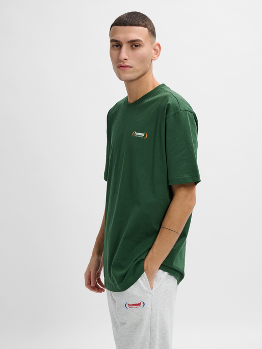 hmlFELIX LOOSE TEE, DARK GREEN, model